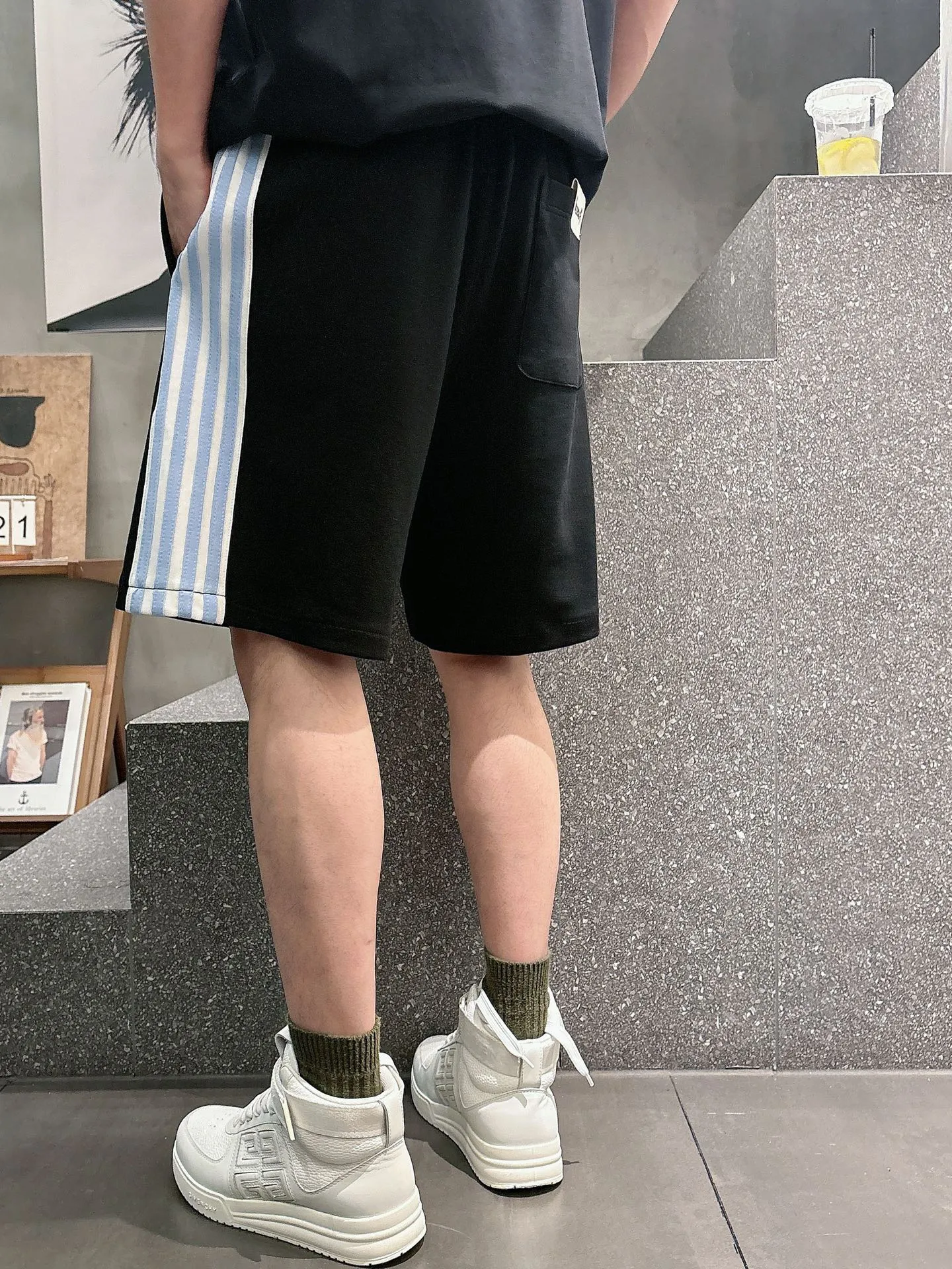 Balenciaga's three-standard complete 2026 summer New Arrival men's casual shorts, advanced custom-made Breathable fabric, Breathable fabric, extremely stretchy and comfortable, impeccable details, top-grade accessories, original logo design concept, delicate and soft feel! The upper body fit is awesome! Size: M-XXXL Please state your height and weight when ordering